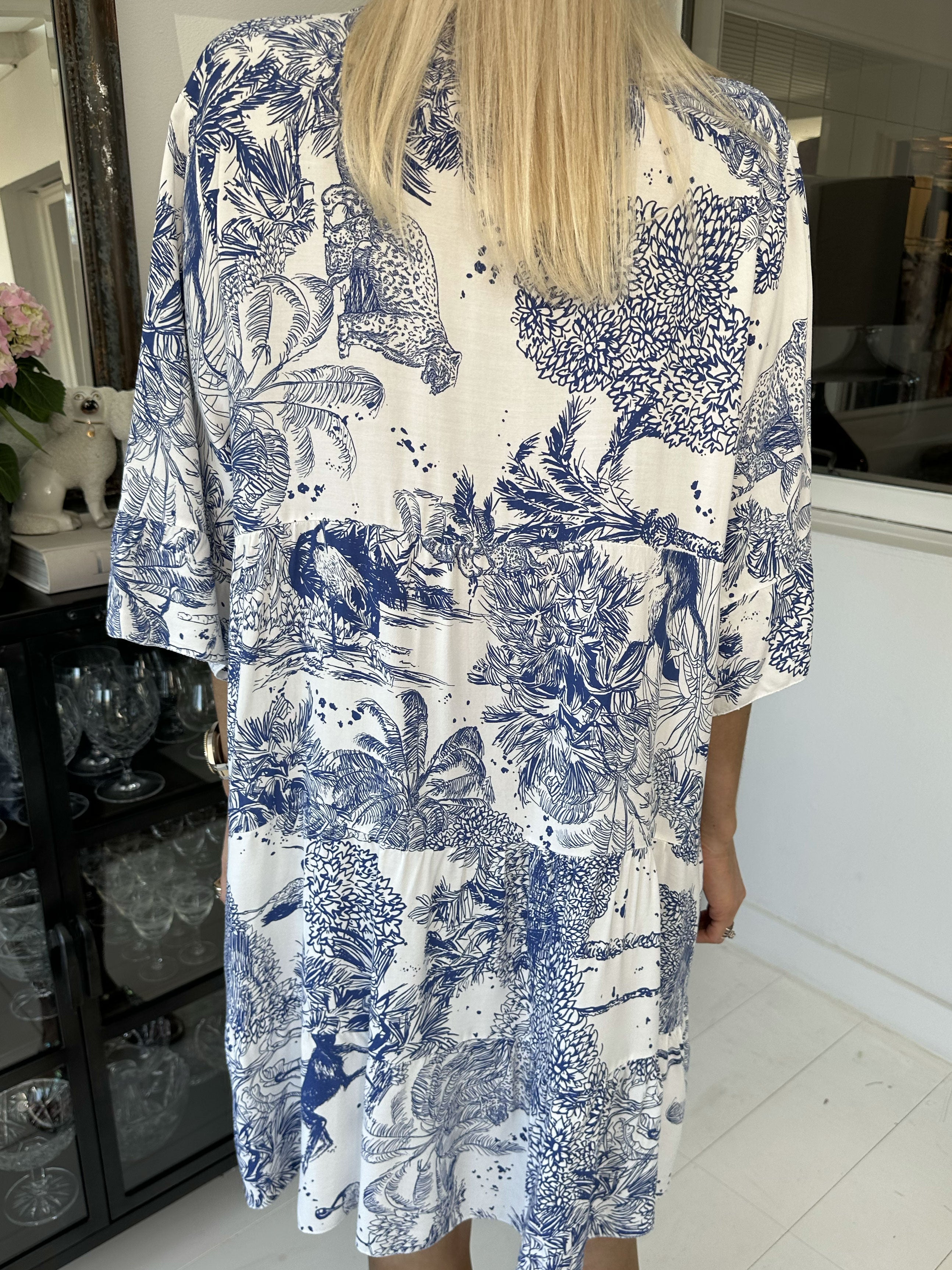 Abbie - Sød kjole med junglemotiv